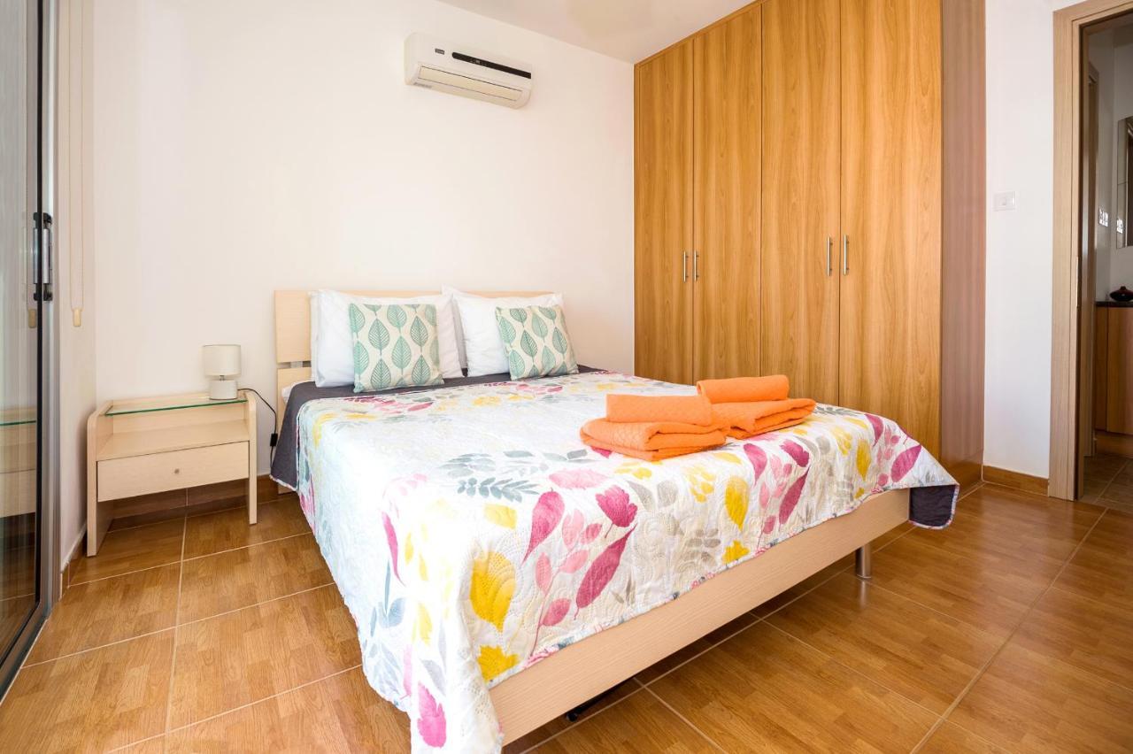 Seabreeze Apartment 200M Away From The Sea Паралимни Екстериор снимка
