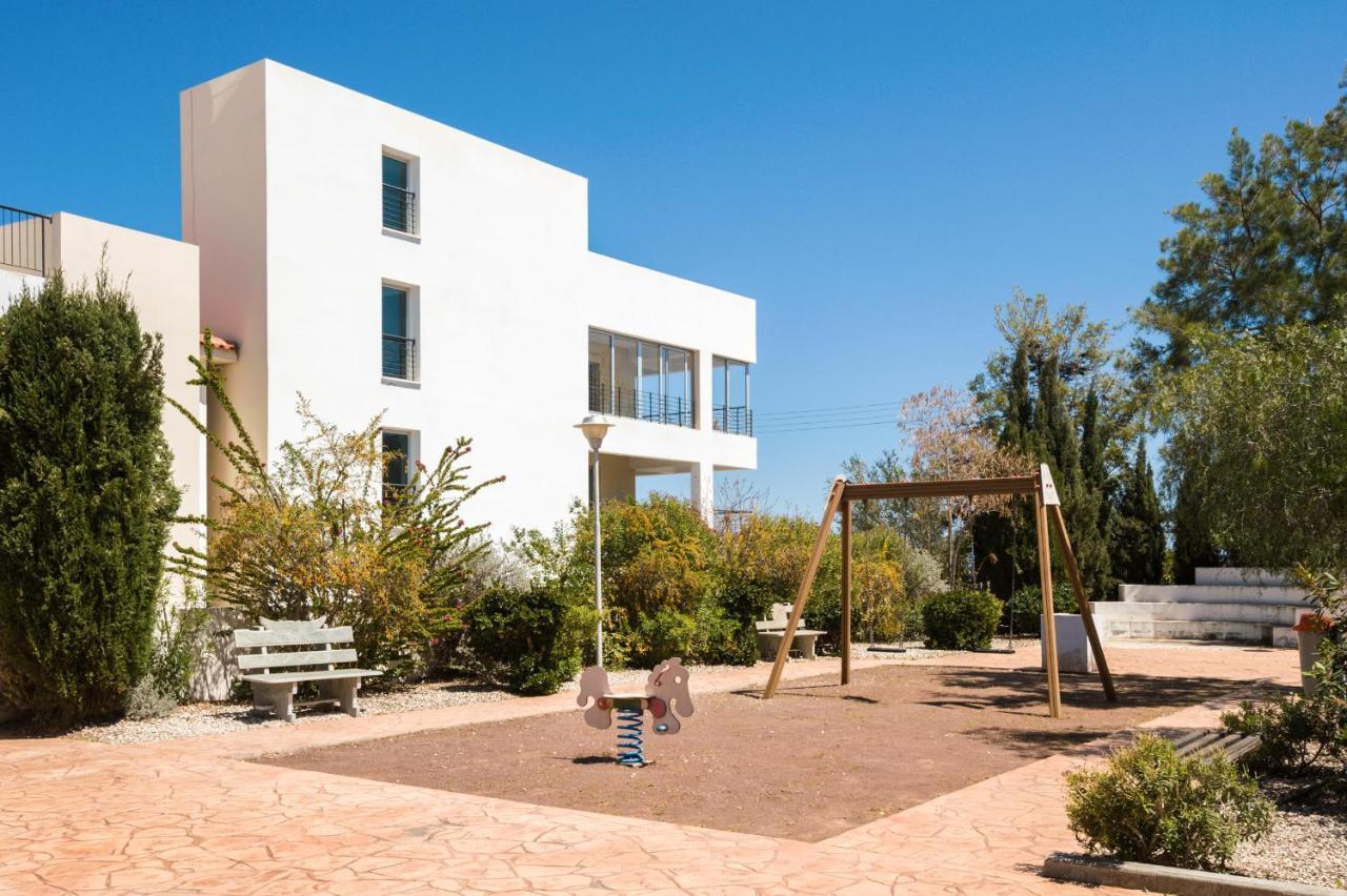 Seabreeze Apartment 200M Away From The Sea Паралимни Екстериор снимка