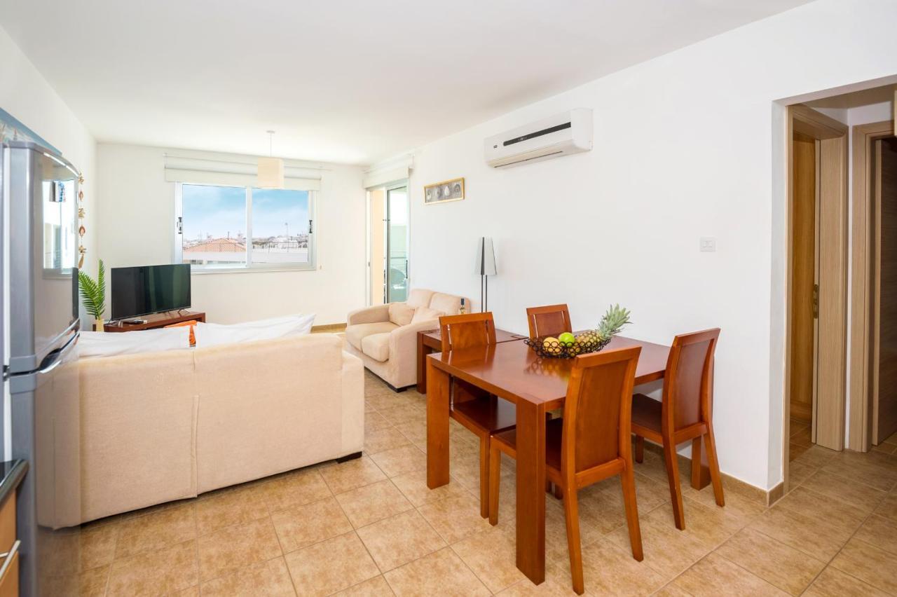 Seabreeze Apartment 200M Away From The Sea Паралимни Екстериор снимка