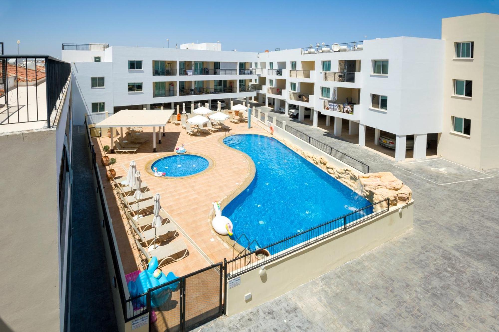 Seabreeze Apartment 200M Away From The Sea Паралимни Екстериор снимка