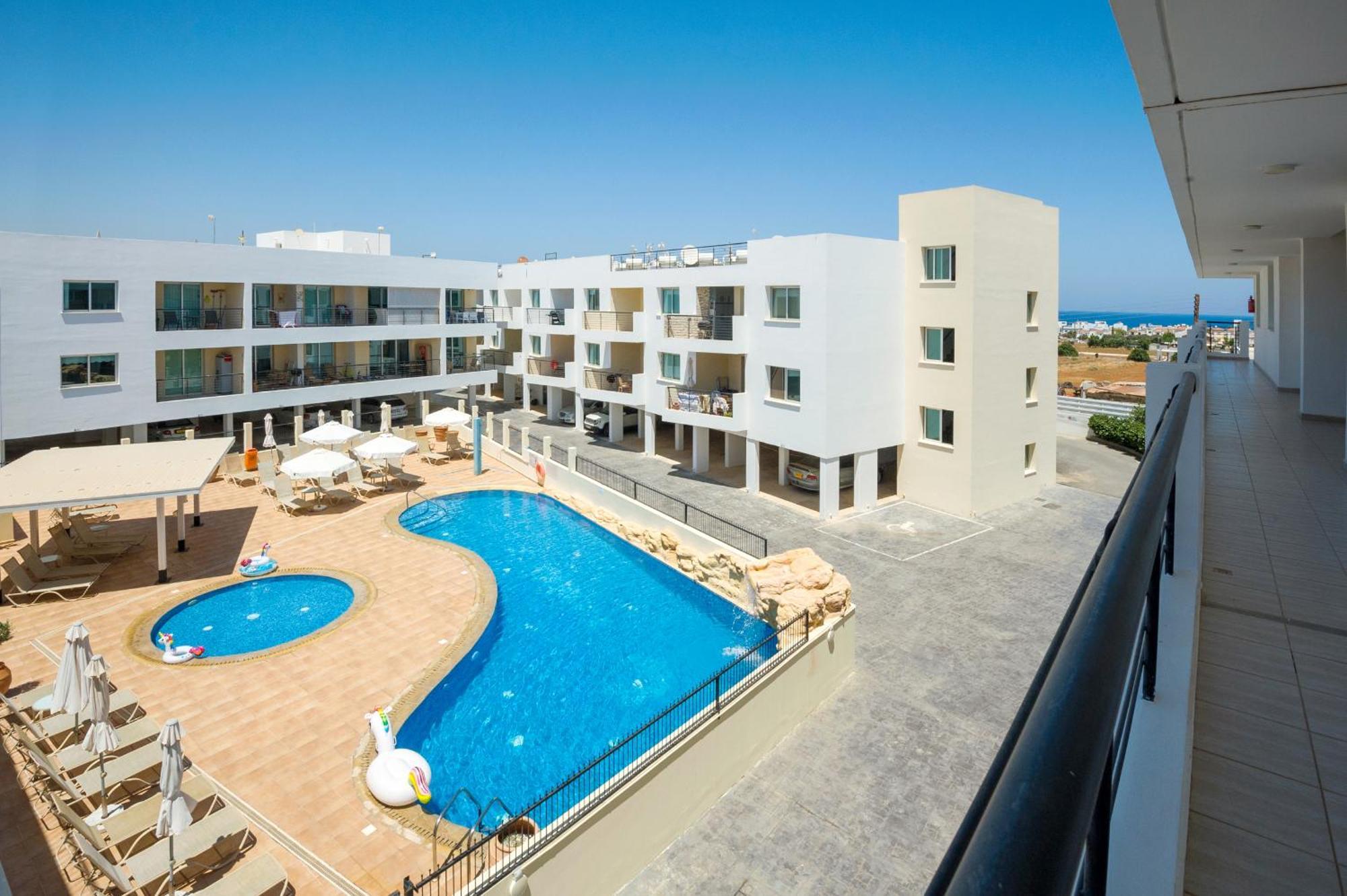 Seabreeze Apartment 200M Away From The Sea Паралимни Екстериор снимка