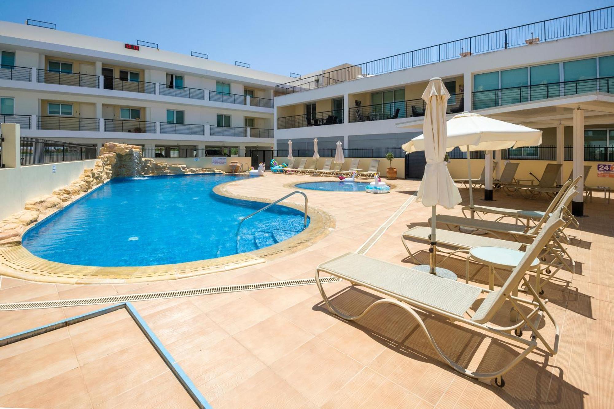 Seabreeze Apartment 200M Away From The Sea Паралимни Екстериор снимка